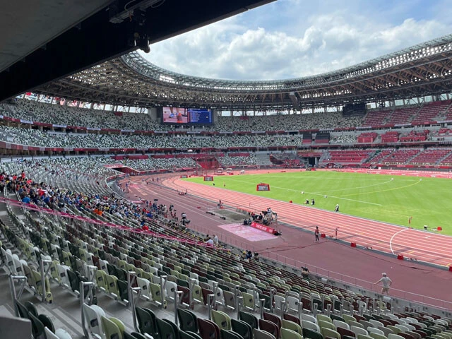 スタンドに観客が一人もいない東京五輪の国立競技場。静まり返った空間には選手紹介と競技結果のみがアナウンスされ、淡々と競技が進んでいった