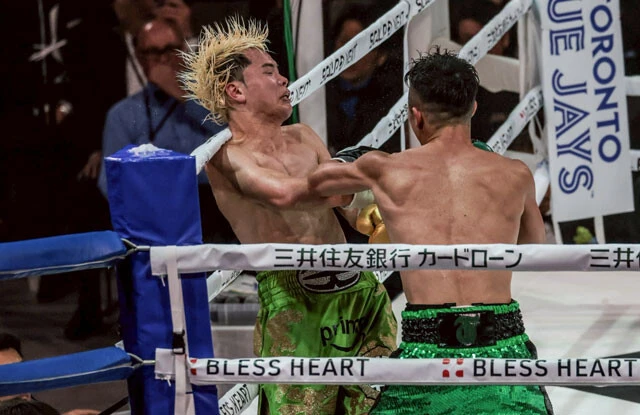 12R終了間際、拓真は総仕上げのような左フックで天心を吹き飛ばす