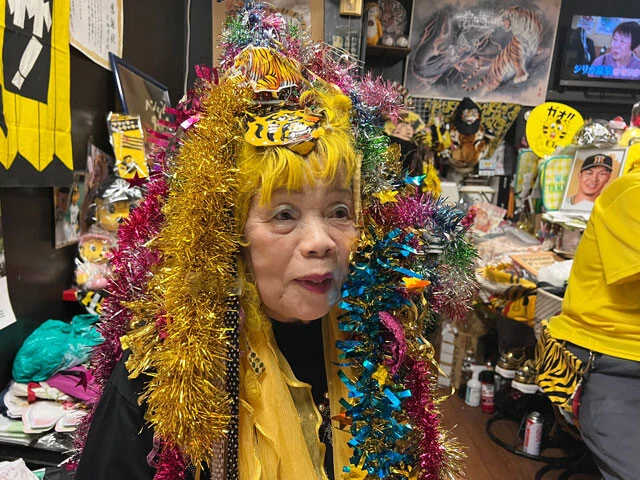 居酒屋「尼のトラのおばちゃんの店」店主の引田孝子さん（81歳）は「今年は一昨年ほどの熱気はないねえ」と冷静に語る