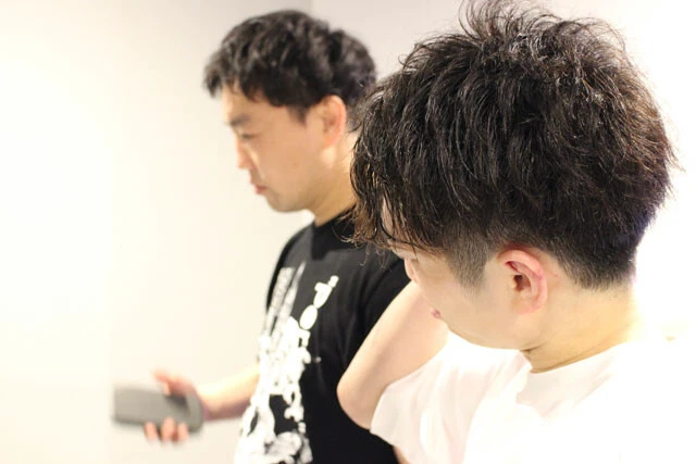 試合後、大勢の報道関係者の待つ会見場に向かう加藤（左）と拳四朗（右）。拳四朗はエレベーターの中で、落ち込む気持ちを切り替えた