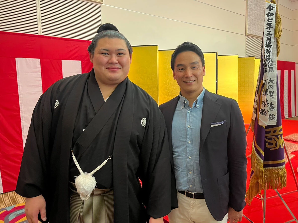 大相撲五月場所で優勝を果たした大の里(左)が所属する、二所ノ関部屋の千秋楽祝賀会に松田が参加。今回は大相撲における力士とタニマチの関係性から、日本スポーツ界の目指すべき姿について語る