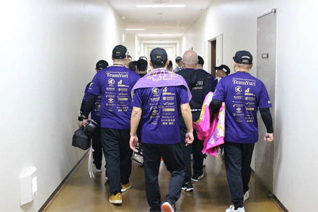 最後まで拳四朗を追い詰めるも惜敗し、控室へと戻るユーリ阿久井陣営