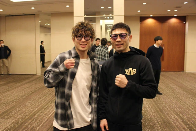 史上稀に見る名勝負を演じた両雄はロビーで偶然すれ違った。笑顔で握手を交わし、互いの健闘を讃え合った（撮影／会津泰成）