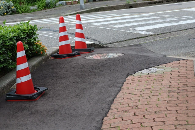 24年1月の地震で道路が波打つなど被災した