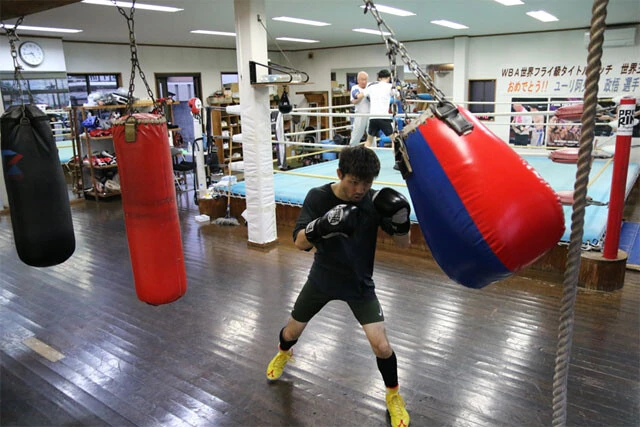 守安ジムでサンドバックを大きく揺らすユーリ阿久井
