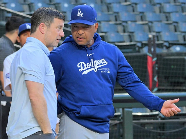 2014年オフからドジャースを支えるフリードマン編成本部長(左)。ロバーツ監督(右)との2頭体制で黄金期を築く