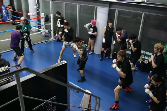 三迫ジムは日本や地域タイトルなど数多くの王者が揃う名門で、かつての阿久井のように、遠方から出稽古に来る有力選手も多い