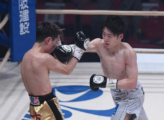 8度目の防衛戦は拳四朗（右）にとって１年4ヶ月ぶりの試合に。２回、死角からの右ストレートで久田からダウンを奪い、以降は試合の主導権を握った（産経新聞社提供）