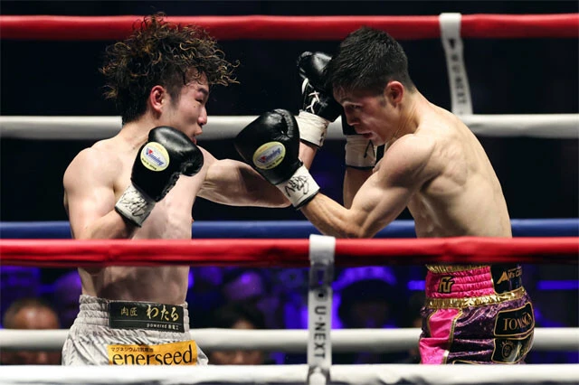 激闘を演じた寺地拳四朗（左）とユーリ阿久井政悟（右）（写真／北川直樹）