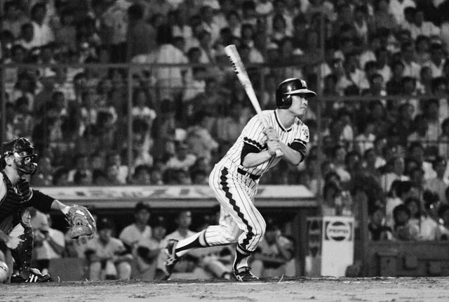 1977年、甲子園球場にて本塁打を放つ藤田平遊撃手（写真：時事）