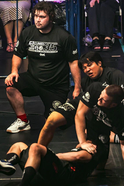 先輩のヤングライオンたちは試合中のレスラーから「かわいがり」を食らうことがある が、ウルフはこの日（7月25日）が試合会場初参加。絡みはまだまだ先の話だ