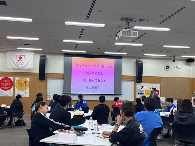 キャリアカウンセラーとして活躍する川島隆一講師の話を真剣に聞く日本代表候補の選手たち。このような機会を今後さらに増やしていきたいと考えています