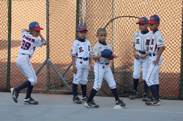 練習中の三星国小野球部の小学生たち。ほぼ全員が台湾の原住民である