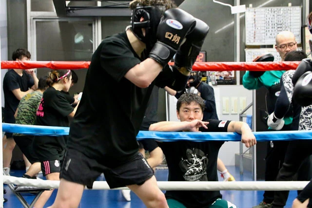 拳四朗の練習を見守る加藤。拳四朗は加藤について「ボクサーとしても人としても、なくてはならない存在」と信頼を置く