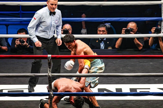 挑戦者の比嘉は最終Rに痛恨のダウンを喫した