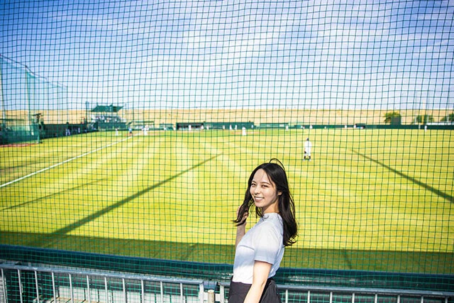 戸田球場の外野席からは、荒川の河川敷が一望できます。