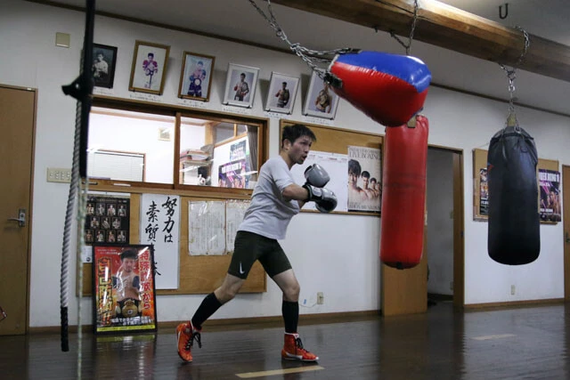 倉敷守安ジムで練習するユーリ阿久井。破壊力あるパンチでサンドバッグを大きく揺らした