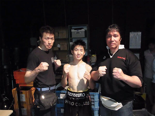 2014年8月、プロデビュー戦を迎えた拳四朗（中央）と父、永（左）と篠原（右）