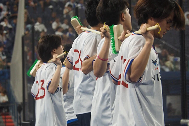 日産応援団のデッキブラシを使ったダンス、ブラスバンドやチアガールによる応援などで会場は盛り上がり、日産は西関東予選で最優秀応援団賞を受賞した