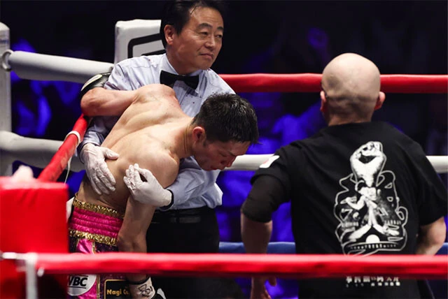 拳四朗に打たれ続けるユーリ阿久井を見て、中村レフェリーは試合ストップした（写真／北川直樹）