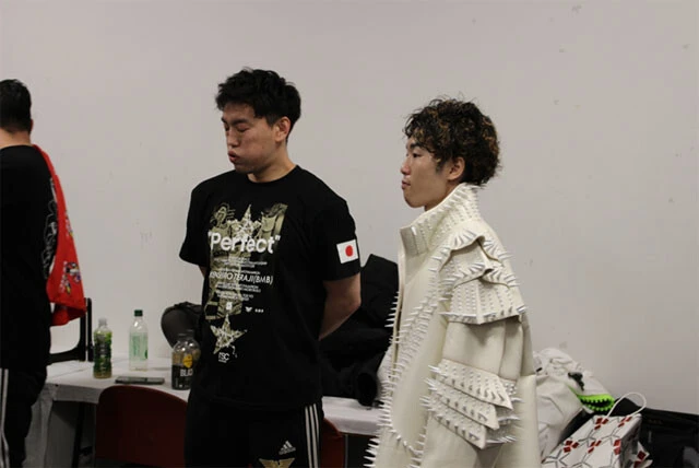 入場直前、緊張した面持ちでその「時」を待つ加藤(左)と拳四朗