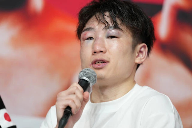 記者の質問に対して、終始落ち着いた口調で答えた拳四朗。会見拒否して会場を去った3年10ヶ月前からは、人としても大きく成長した（写真／北川直樹）