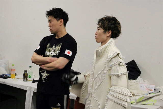 ユーリ阿久井と戦うリングへと向かう直前、緊張した表情を浮かべる師弟の加藤（左）と拳四朗（右）