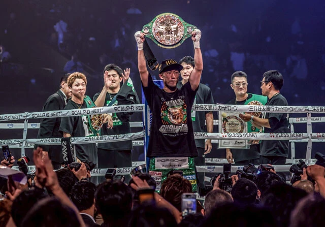 WBC特製サムライベルトを掲げる拓真。兄の尚弥も珍しくおどけた表情を見せる