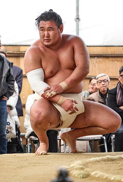 右肘に痛みが出て、治療のため奉納土俵入り前日の出稽古を休んだ。(横綱は)責任が重いから休場しないと宣言した豊昇龍に早くも試練か