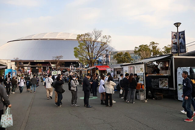 西武の本拠地・ベルーナドームでの試合開催日は駅前にキッチンカーが多数出店