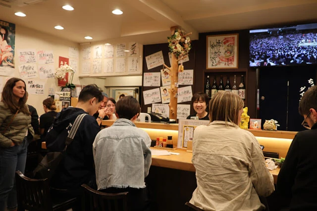 相撲に興味を持つ外国人観光客も「ちょい呑みダイニング貴」に集まる