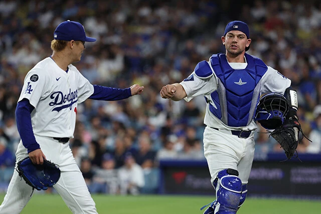 山本（左）の＂ノーノー未遂＂を演出したロートベット（右）。巧みなリードで投手陣を引っ張っている