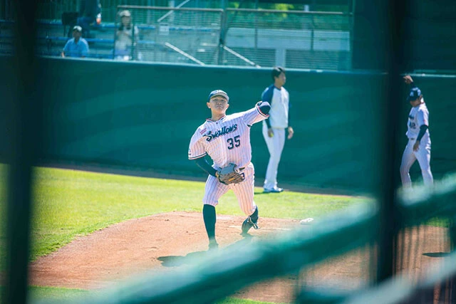 ブルペンで投げ込む石原勇輝投手。