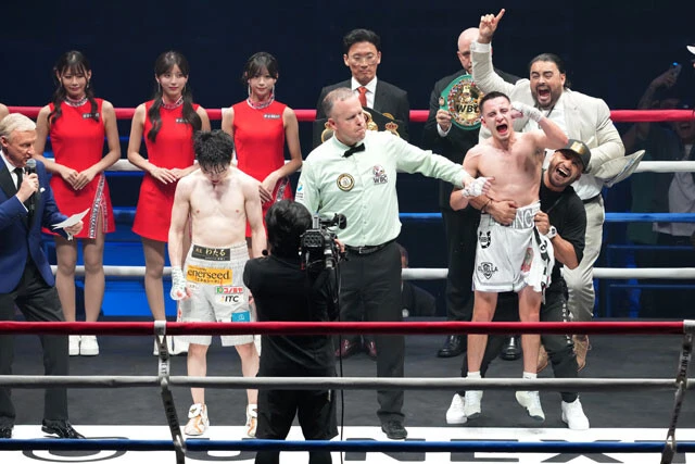 判定結果を聞いた瞬間、拳四朗（左）は俯いたまま。一方、サンドバル（右）陣営は歓喜に沸いた（写真／北川直樹）