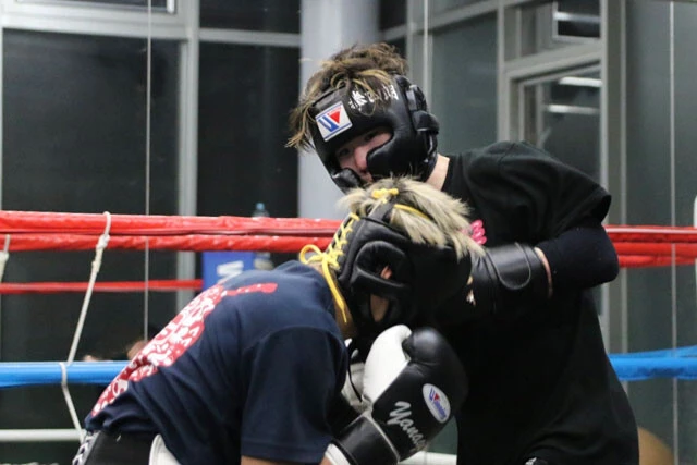 阿久井戦に向けてスパーリングで調整する拳四朗。三迫ジムの若手相手にタイミング良く次々とパンチを叩き込んだ