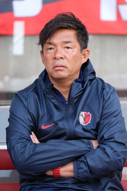 Jリーグ開幕時に高卒で鹿島へ入団した鬼木 達。その後、川崎Fに移籍。引退後は同チームで監督を務め、J1を4度制して国内屈指の名将に。今季から古巣に戻り、現在、9年ぶりのリーグ優勝へ向け邁進中