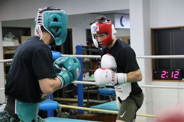 拳四朗戦前、同門のプロボクサー相手にスパーリングをするユーリ阿久井