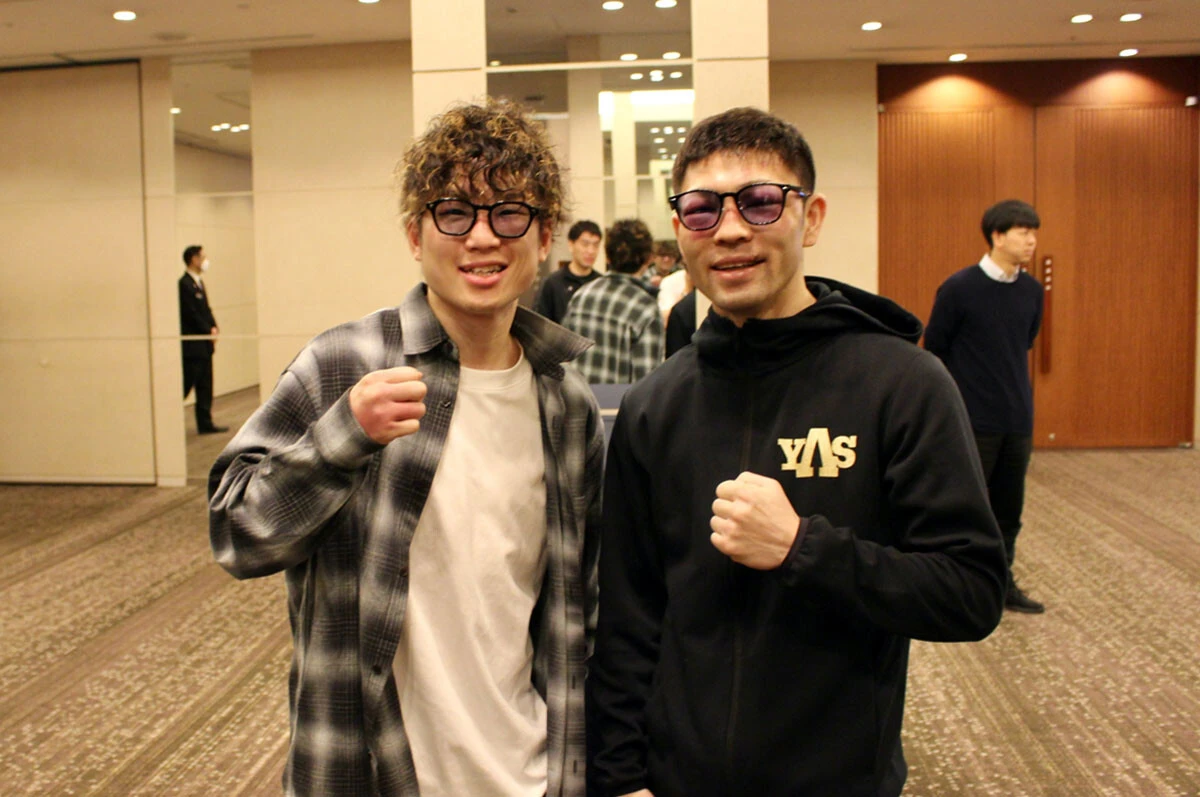 試合翌日会見で再会した拳四朗(左)とユーリ阿久井(右)。阿久井は戦前から「試合が終われば恨みっこなし」と話していた