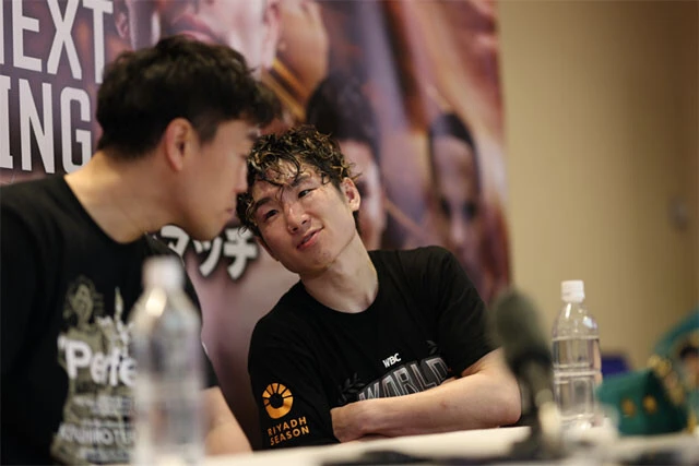 ユーリ阿久井戦後の会見で、加藤に確認しつつ応対する拳四朗（写真／北川直樹）