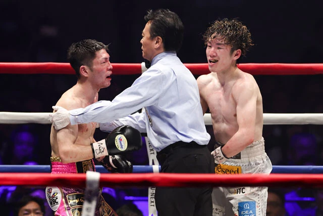 両者一歩も譲らない緊迫した戦いは最終12回、拳四朗が連打で阿久井を仕留めた