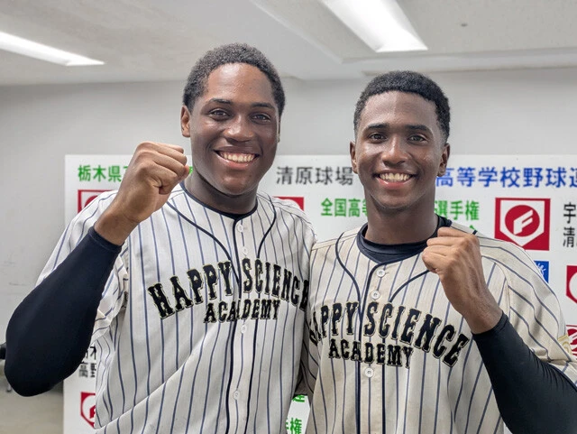 幸福の科学学園のエミール(左。右は同じ留学生のユニオール・ヌニエス)は、打撃面の活躍で話題に