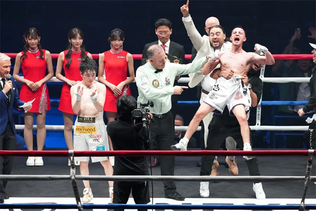 世界王座陥落の瞬間、拳四朗は両手を叩いて新チャンピオンを讃えた（写真／北川直樹）