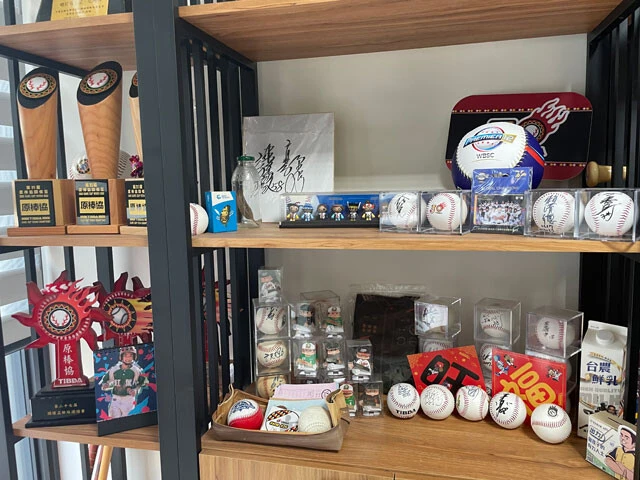 台北の原住民棒球運動発展協会の事務所に飾られたトロフィーや記念品。野球好きで知られる頼清徳台湾総統のサインボールも！