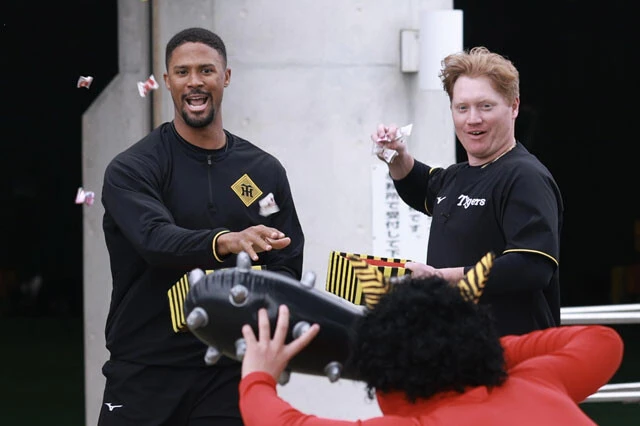 （左）デュプランティエ［阪神］30歳／アメリカ／前所属：ブルワーズ傘下／右投左打／【年俸】1億1600万円／「制球ボチボチ、球威・球速◎」で開幕ローテ入り。登板前はマウンド上で片膝をつくのがルーティン。マイケル・ジョーダンにちょい似てる【評価B】　（右）ネルソン［阪神］／29歳／アメリカ／前所属：フィリーズ／右投右打／【年俸】1億3500万円／オープン戦では終始ピリッとせず、自慢のナックルも効果薄。おまけに下肢の違和感で開幕前にリタイア。「2軍新球場が主戦場になりそう」【評価D】