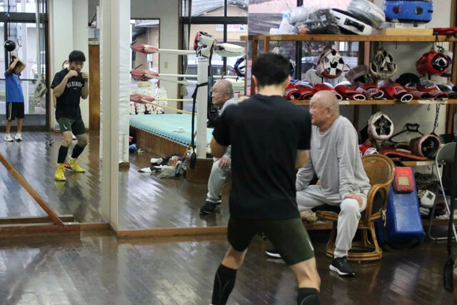 政悟の練習を見守る守安。中2で入門して来て以来、政悟本人が聞いてこない限り、技術については特に指導することはない