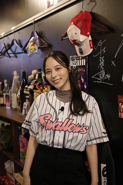 こちらは先日の、スワローズファンが集う居酒屋さんでアルバイトをする......という企画中の1枚です。