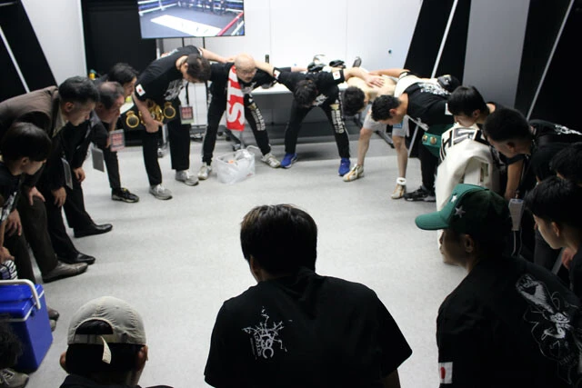 試合直前の控室の様子。「チーム拳四朗」で円陣を組み、関係者全員で勝利を誓いリングに向かうのが恒例だ