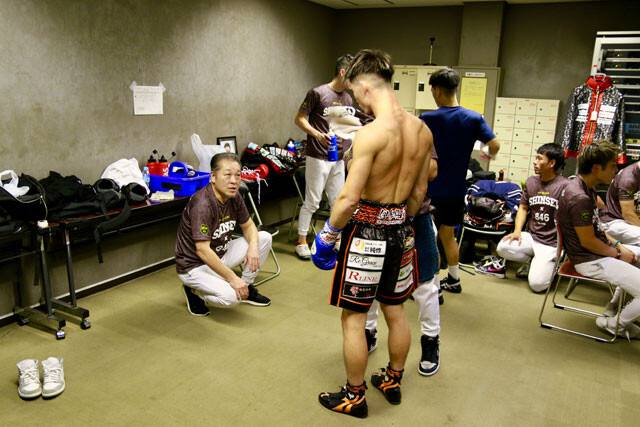 試合直前、控え室で山下正人会長の構えるミットと叩く千飛。絶大な信頼を寄せ、二人三脚で世界を目指している