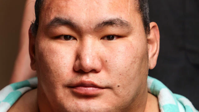 床山さんに髷を結ってもらいながらレンズを見つめる目は、意外にもこんなにつぶらな瞳だった