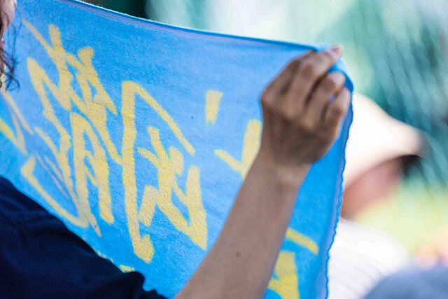 柵にくくりつけたり、自ら掲げたりとさまざまです。